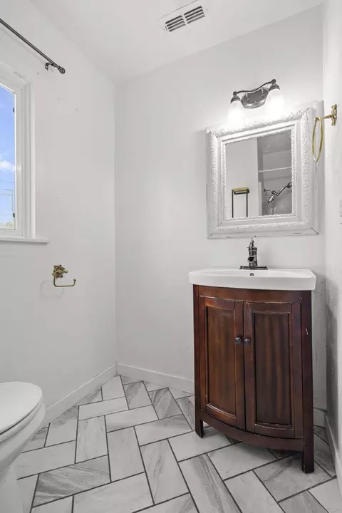 Bath - 2829 Leland Ave, Redding, CA 96001 photo 2 of 3