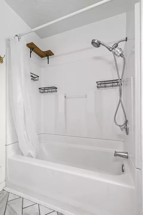 Bath - 2829 Leland Ave, Redding, CA 96001 photo 3 of 3