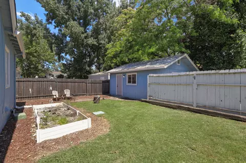 Exterior - 2829 Leland Ave, Redding, CA 96001 photo 5 of 8