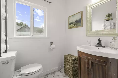 Bath - 2829 Leland Ave, Redding, CA 96001 photo 1 of 2
