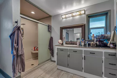 Bath - 19133 Smith Ln, Redding, CA 96002 photo 1 of 1