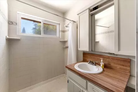Bath - 12125 Romar St, Redding, CA 96003 photo 1 of 1