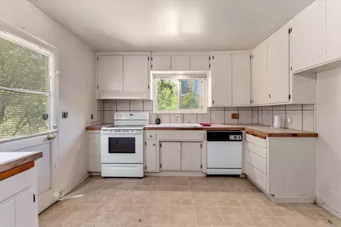 Kitchen - 12125 Romar St, Redding, CA 96003 photo 4 of 4