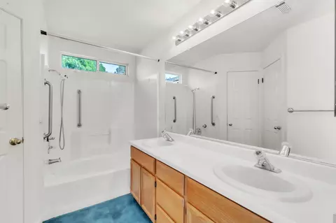 Bath - 1368 Grouse Dr, Redding, CA 96003 photo 1 of 2