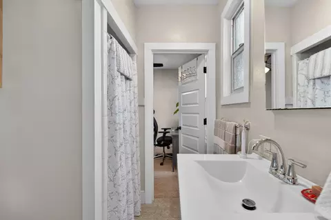 Bath - 2405 Butte St, Redding, CA 96001 photo 2 of 4