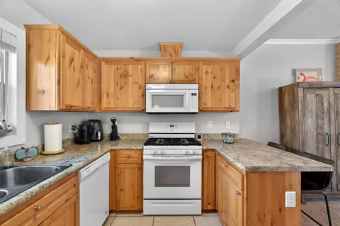 Kitchen - 2405 Butte St, Redding, CA 96001 photo 2 of 3