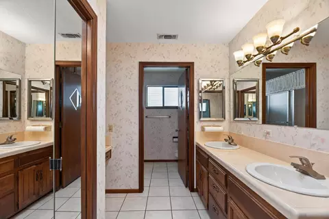 Bath - 861 Dawson Ct, Redding, CA 96003 photo 1 of 6