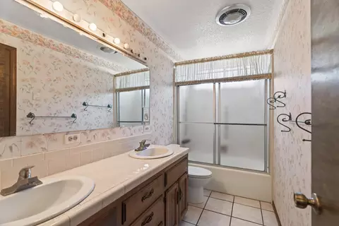 Bath - 861 Dawson Ct, Redding, CA 96003 photo 5 of 6