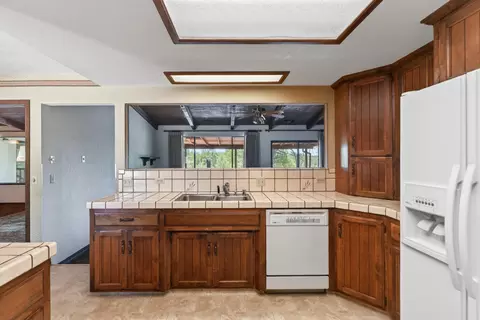 Kitchen - 861 Dawson Ct, Redding, CA 96003 photo 4 of 6