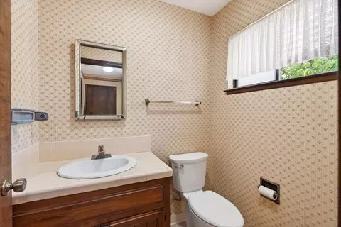 Bath - 861 Dawson Ct, Redding, CA 96003 photo 6 of 6