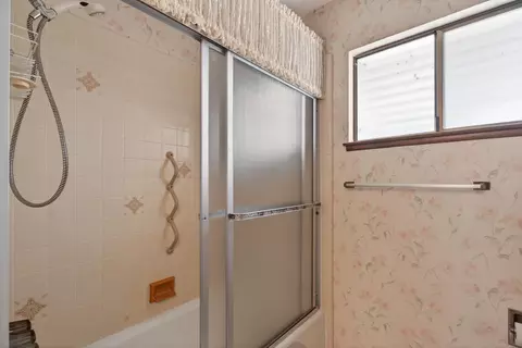 Bath - 861 Dawson Ct, Redding, CA 96003 photo 4 of 6