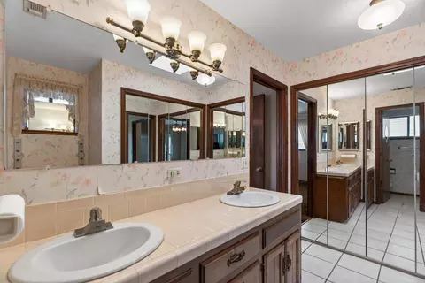 Bath - 861 Dawson Ct, Redding, CA 96003 photo 2 of 6