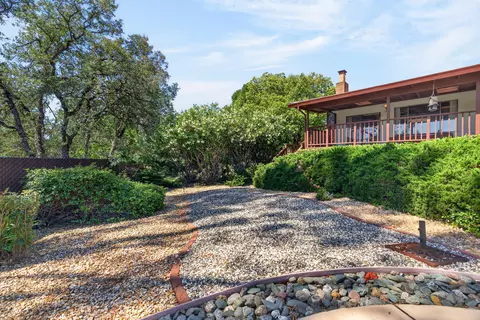 Exterior - 861 Dawson Ct, Redding, CA 96003 photo 8 of 17