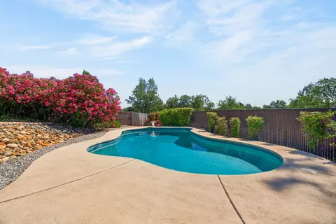 Exterior - 861 Dawson Ct, Redding, CA 96003 photo 7 of 17