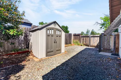 Exterior - 861 Dawson Ct, Redding, CA 96003 photo 14 of 17