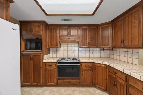 Kitchen - 861 Dawson Ct, Redding, CA 96003 photo 3 of 6