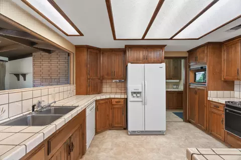Kitchen - 861 Dawson Ct, Redding, CA 96003 photo 2 of 6