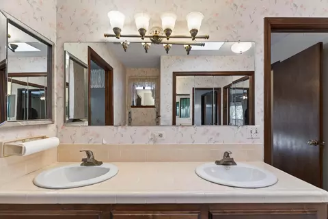 Bath - 861 Dawson Ct, Redding, CA 96003 photo 3 of 6