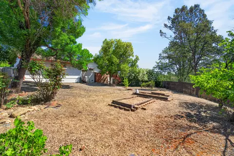 Exterior - 861 Dawson Ct, Redding, CA 96003 photo 12 of 17