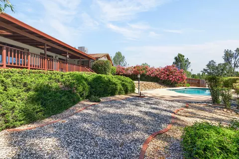 Exterior - 861 Dawson Ct, Redding, CA 96003 photo 9 of 17