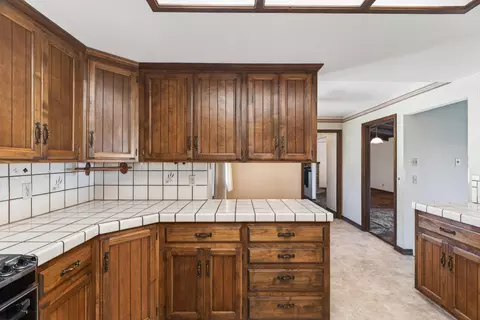 Kitchen - 861 Dawson Ct, Redding, CA 96003 photo 5 of 6
