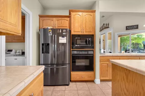 Kitchen - 2372 Tradition Way, Redding, CA 96001 photo 4 of 8