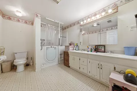 Bath - 22189 Old Alturas Rd, Redding, CA 96003 photo 3 of 5