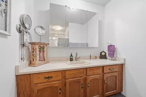 Bath - 22189 Old Alturas Rd, Redding, CA 96003 photo 4 of 5