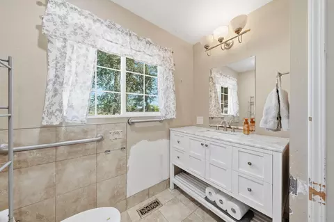 Bath - 22189 Old Alturas Rd, Redding, CA 96003 photo 1 of 5