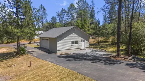 Exterior - 17717 Walker Mine Rd, Redding, CA 96003 photo 2 of 17