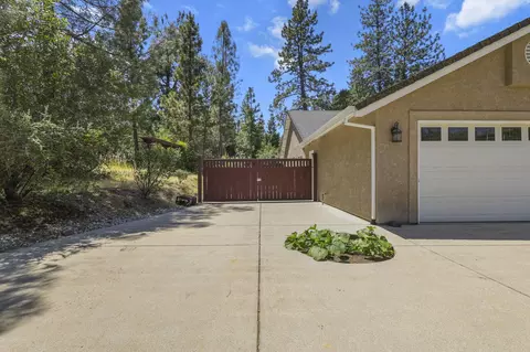Exterior - 17717 Walker Mine Rd, Redding, CA 96003 photo 9 of 17
