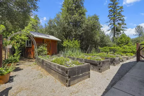 Exterior - 17717 Walker Mine Rd, Redding, CA 96003 photo 11 of 17