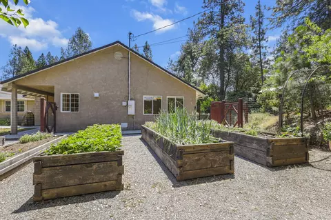 Exterior - 17717 Walker Mine Rd, Redding, CA 96003 photo 15 of 17