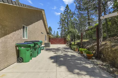 Exterior - 17717 Walker Mine Rd, Redding, CA 96003 photo 10 of 17