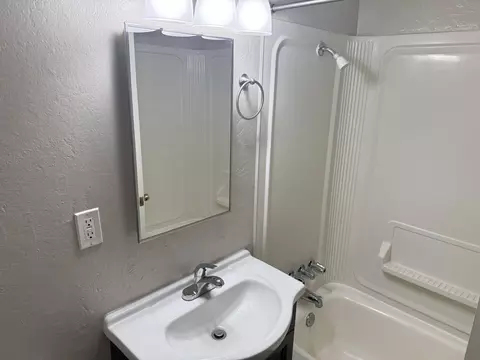 Bath - 1075 Le Brun Ln, Redding, CA 96002 photo 1 of 1