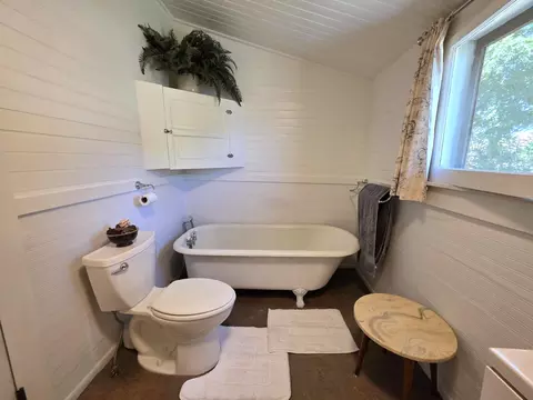 Bath - 1414 Marin St, Corning, CA 96021 photo 1 of 3