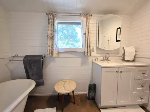 Bath - 1414 Marin St, Corning, CA 96021 photo 3 of 3