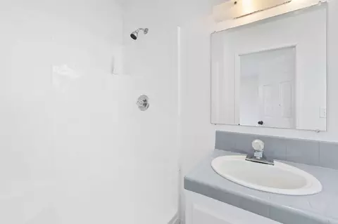 Bath - 8741 Prospectors Rd, Redding, CA 96001 photo 2 of 4