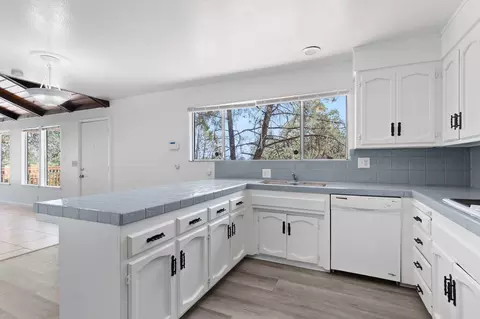 Kitchen - 8741 Prospectors Rd, Redding, CA 96001 photo 4 of 4