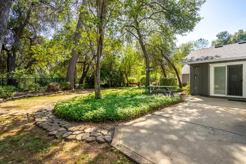 Exterior - 1761 Edgewood Dr, Redding, CA 96003 photo 5 of 13