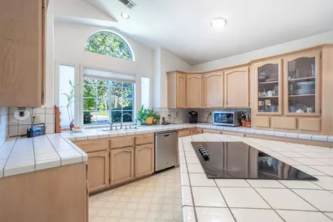 Kitchen - 1761 Edgewood Dr, Redding, CA 96003 photo 3 of 3