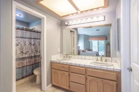 Bath - 1761 Edgewood Dr, Redding, CA 96003 photo 1 of 2