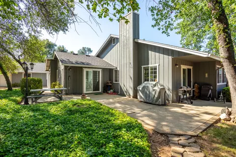 Exterior - 1761 Edgewood Dr, Redding, CA 96003 photo 4 of 13