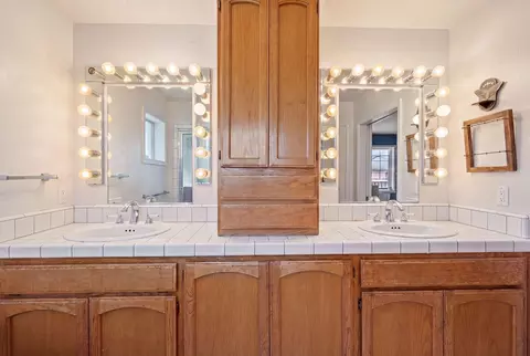 Bath - 8745 Glendive Ln, Redding, CA 96001 photo 2 of 5
