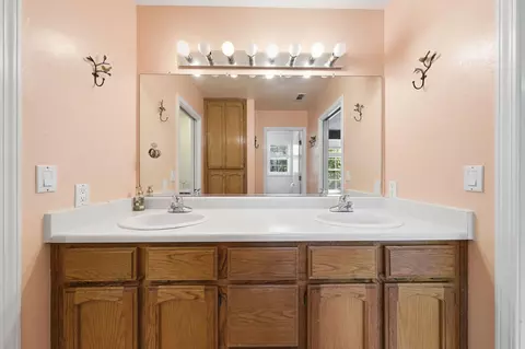 Bath - 8745 Glendive Ln, Redding, CA 96001 photo 5 of 5