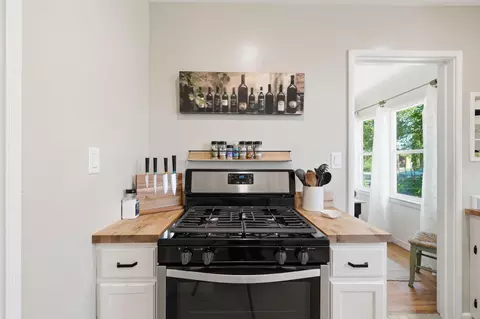 Kitchen - 784 Lakeview Dr, Redding, CA 96001 photo 4 of 4