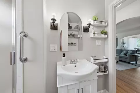 Bath - 784 Lakeview Dr, Redding, CA 96001 photo 3 of 3