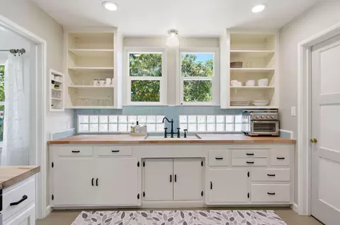 Kitchen - 784 Lakeview Dr, Redding, CA 96001 photo 2 of 4