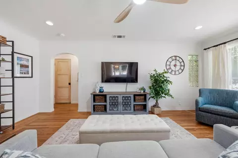 Living - 784 Lakeview Dr, Redding, CA 96001 photo 3 of 3