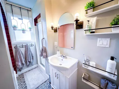 Bath - 784 Lakeview Dr, Redding, CA 96001 photo 1 of 3